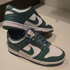 Nike Kids Green and White Dunks. Sz 7y